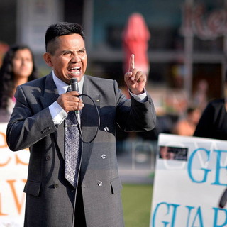 Sanremo: un predicatore per tutto il weekend sul solettone di piazza Colombo, qualche curioso ad ascoltarlo Sanremo: un predicatore per tutto il weekend sul solettone di piazza Colombo, qualche curioso ad ascoltarlo