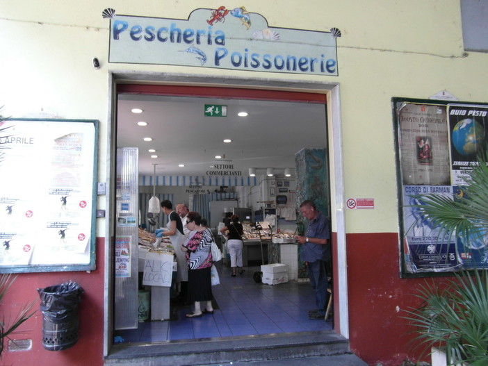 Pescheria comunale di Ventimiglia: manca la rampa d’accesso per le carrozzine, la denuncia degli operatori Pescheria comunale di Ventimiglia: manca la rampa d’accesso per le carrozzine, la denuncia degli operatori