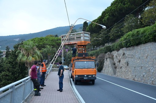 Ospedaletti: palo della Riviera Trasporti cede e rischia di finire sull'Aurelia, rimozione ad opera di Rt e Vvf Ospedaletti: palo della Riviera Trasporti cede e rischia di finire sull'Aurelia, rimozione ad opera di Rt e Vvf