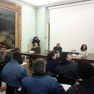 Le immagini di precedenti riunioni con i lavoratori