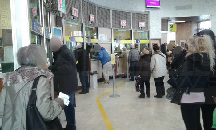 Sanremo: disservizi alle Poste Centrali, attese interminabili e disagi per gli utenti che protestano Sanremo: disservizi alle Poste Centrali, attese interminabili e disagi per gli utenti che protestano