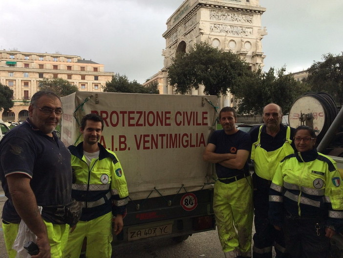 La Protezione Civile 'L. Veziano' di Ventimiglia anche oggi in aiuto alla popolazione genovese La Protezione Civile 'L. Veziano' di Ventimiglia anche oggi in aiuto alla popolazione genovese