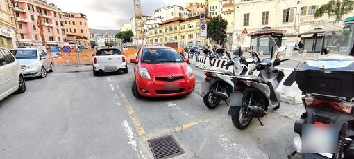 Sanremo: questione corrieri e fornitori in piazza Eroi, problema non risolto e parcheggio selvaggio Sanremo: questione corrieri e fornitori in piazza Eroi, problema non risolto e parcheggio selvaggio