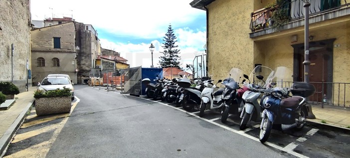 Sanremo: strada Rocca con metà parcheggi per le moto rispetto a prima, i residenti chiedono una soluzione (Foto) Sanremo: strada Rocca con metà parcheggi per le moto rispetto a prima, i residenti chiedono una soluzione (Foto)
