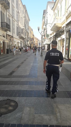 Sanremo: polizia locale ferma venditore abusivo in via Matteotti, denunciato e colpito da daspo urbano