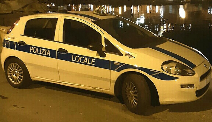 Sanremo: venditori di griffes false fuggono alla vista della Municipale, piccolo parapiglia ieri sera in via Matteotti Sanremo: venditori di griffes false fuggono alla vista della Municipale, piccolo parapiglia ieri sera in via Matteotti