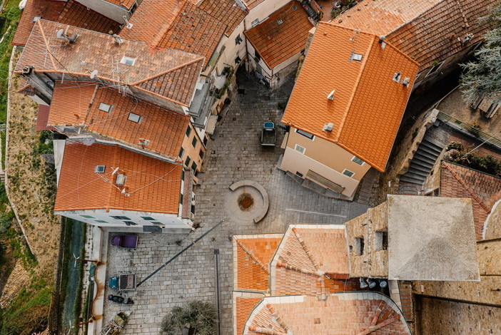 Vallebona celebra i quattro elementi con la mostra immersiva di Carlo Invernici tra arte, identità e territorio