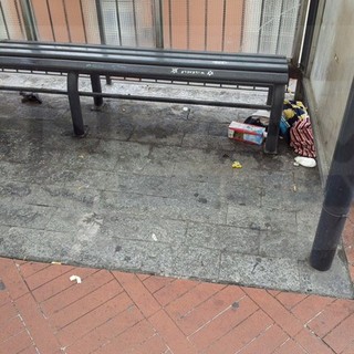 Imperia: pensilina di corso Garibaldi a Porto Maurizio utilizzata come dormitorio e wc da un clochard