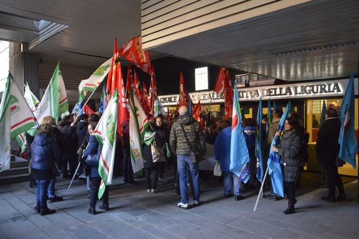 Genova: lavoratori in Regione per chiedere un passo indietro sul bando della ristorazione ospedaliera (Foto e Video) Genova: lavoratori in Regione per chiedere un passo indietro sul bando della ristorazione ospedaliera (Foto e Video)