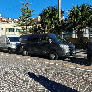 Sanremo, appello di un cittadino per l’albero di piazza Colombo: “Perché non addobbare quello vero?”