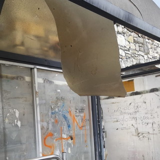 Imperia: pensilina per l'attesa dei bus danneggiata nella zona di Caramagna, vandali o usura? (Foto)