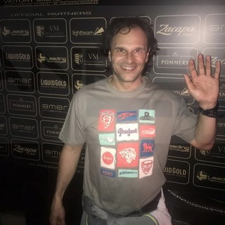 Paolo Andreucci festeggia la vittoria al Rallye di Sanremo insieme ai suoi avversari al Victory Morgana