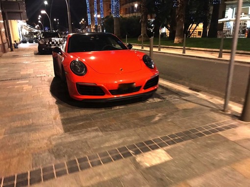 Le due auto posteggiate sul marciapiede di corso Mombello Le due auto posteggiate sul marciapiede di corso Mombello