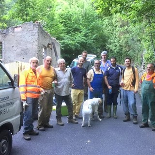Molini di Triora: amministratori, operai e tanti volontari ieri per la pulizia della strada in frazione Glori (Foto)