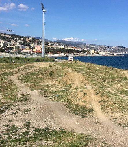 Sanremo: gli operai del comune ripuliscono dalle erbacce la pista di 'Pump track' e ricordano &quot;Una volta c'era una discarica&quot;