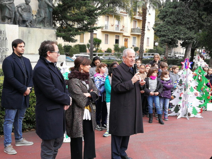 Imperia: 200 bambini consegnano gli alberi ecologici al Comune, il sindaco Scajola "Siete i nostri ambasciatori della raccolta differenziata" Imperia: 200 bambini consegnano gli alberi ecologici al Comune, il sindaco Scajola "Siete i nostri ambasciatori della raccolta differenziata"