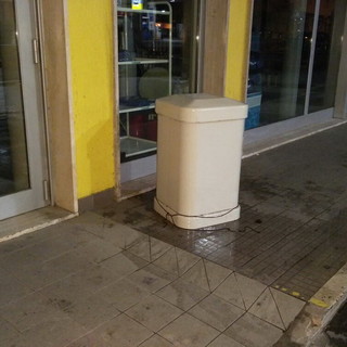 Imperia: fumo da un cestino vicino al distributore Eni di viale Matteotti, intervento dei Vigili del Fuoco Imperia: fumo da un cestino vicino al distributore Eni di viale Matteotti, intervento dei Vigili del Fuoco