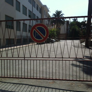Bordighera: “Parcheggio chiuso perché serve da rifugio in caso di terremoto”, scatta la protesta di commercianti e residenti Bordighera: “Parcheggio chiuso perché serve da rifugio in caso di terremoto”, scatta la protesta di commercianti e residenti