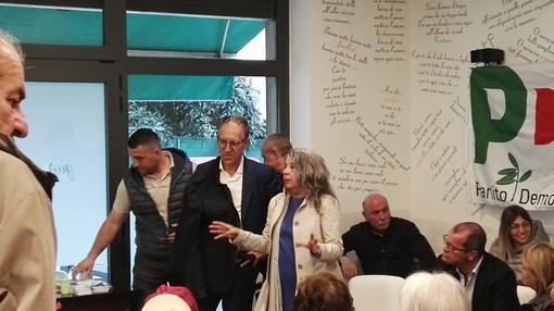 Elezioni a Sanremo: incontro con gli abitanti del Borgo per i rappresentanti del PD accompagnati dal candidato sindaco Biancheri Elezioni a Sanremo: incontro con gli abitanti del Borgo per i rappresentanti del PD accompagnati dal candidato sindaco Biancheri