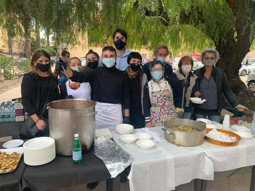 Ventimiglia: “Il bene si moltiplica, fermarsi non è un’opzione” e i pasti per gli ‘Angeli del Fango’ salgono a 600 Ventimiglia: “Il bene si moltiplica, fermarsi non è un’opzione” e i pasti per gli ‘Angeli del Fango’ salgono a 600