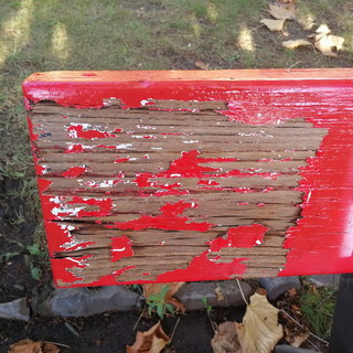 Imperia: vandalizzate le 'Panchine rosse' di piazza della Vittoria, indagini in corso da parte degli inquirenti