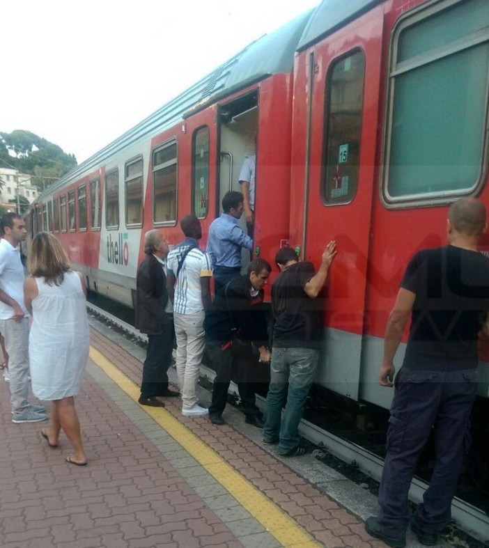Nelle foto il treno fermo alla stazione di Porto Maurizio