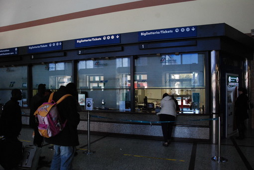 Ventimiglia: 'overbooking' di Trenitalia e molti passeggeri non trovano il bus sostitutivo verso Limone Piemonte