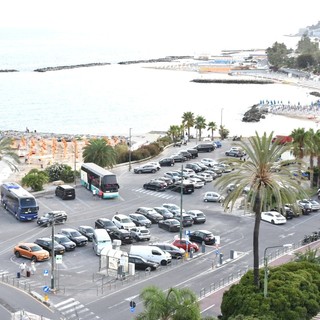 Sanremo, stalli riservati agli hotel: fino a 1.800 euro l'anno e 60 euro al giorno per i bus turistici per la città