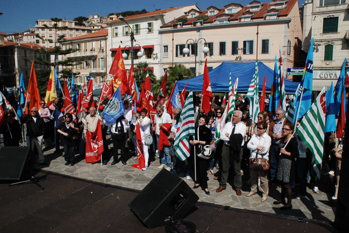 Bordighera: buona presenza di pubblico per la 'Festa dei Lavoratori' nella sede del PD