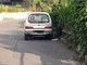 L'auto posteggiata male