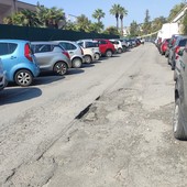 Le condizioni dell'asfalto nel parcheggio del Sud Est