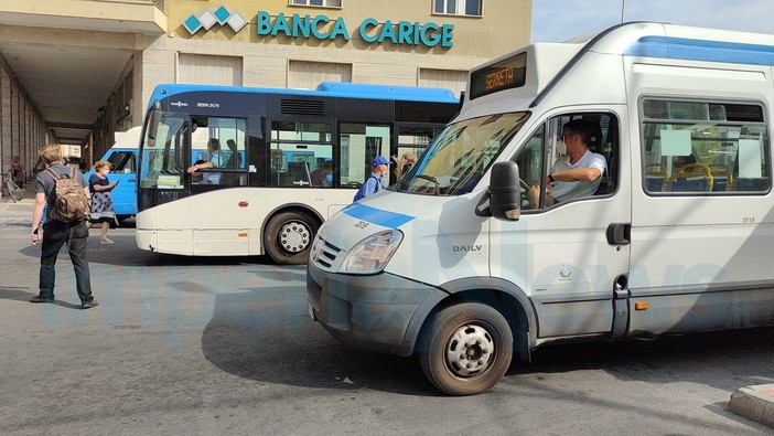 Autobus della Riviera Trasporti bollenti, ragazza colta da malore Autobus della Riviera Trasporti bollenti, ragazza colta da malore