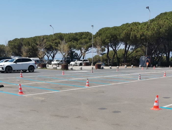 Bordighera: parcheggi a pagamento alla 'Spianata del Capo', tra proteste e chi è d'accordo (Foto) Bordighera: parcheggi a pagamento alla 'Spianata del Capo', tra proteste e chi è d'accordo (Foto)