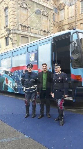 Dopo Carlo Conti anche 'Pif' sul truck della Polizia: incontro con la Stradale sulla sicurezza