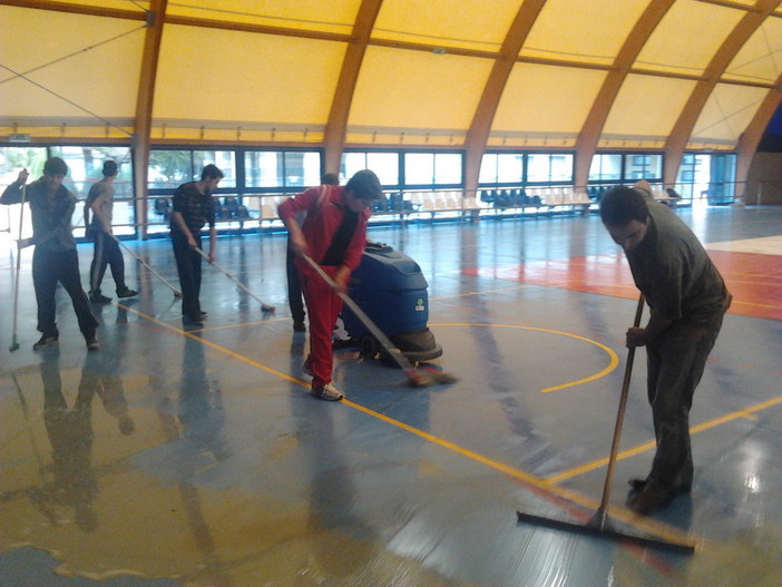 Nelle foto alcuni momenti di pulizia della palestra Nelle foto alcuni momenti di pulizia della palestra