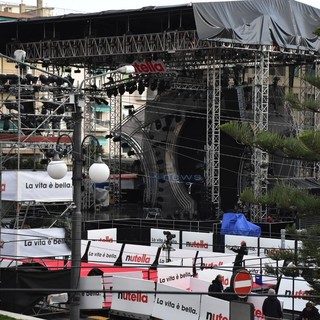 Il palco di piazza Colombo