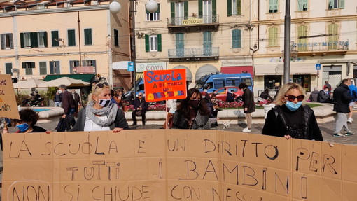 Sanremo: manifestazione contro chiusura scuole, una mamma non l'approva