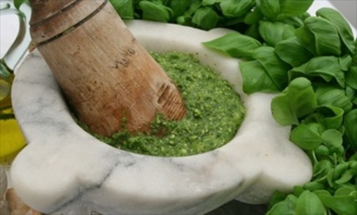 Oltre 12.000 le firme raccolte oggi a Genova a sostegno della candidatura del pesto genovese al mortaio come Patrimonio Unesco Oltre 12.000 le firme raccolte oggi a Genova a sostegno della candidatura del pesto genovese al mortaio come Patrimonio Unesco