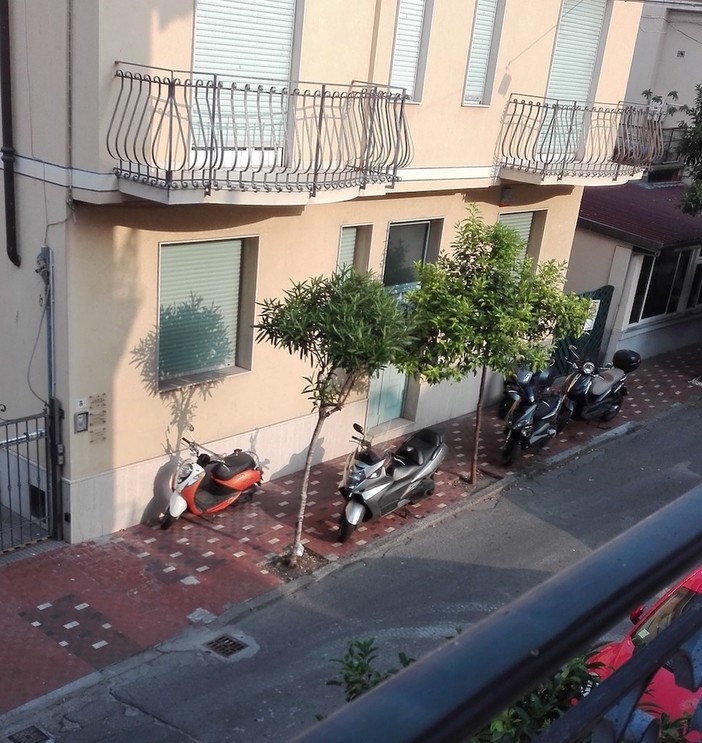 Bordighera: un lettore segnala il problema del parcheggio selvaggio in via General Biamonti Bordighera: un lettore segnala il problema del parcheggio selvaggio in via General Biamonti