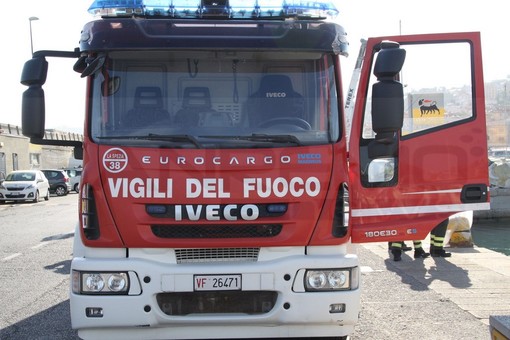 Chiusavecchia: si capottano con l'auto sulla Statale 28, intervento di Vigili del Fuoco e 118