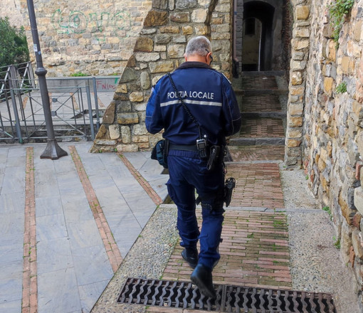 Sanremo: controlli della Polizia Locale nella città vecchia: sgomberi, denunce e sequestri di droga nella Pigna (Foto)