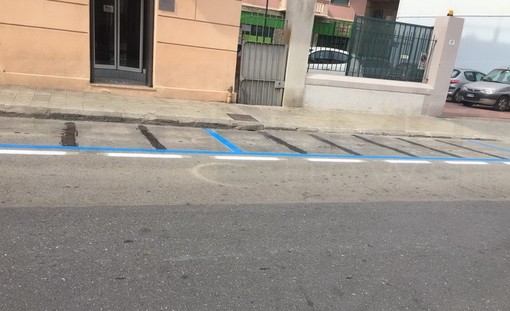 Sanremo: posti auto 'blu' al posto di quelli per le moto, in via Nino Bixio scoppia la polemica dopo i lavori di ieri