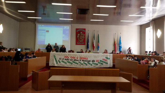 A Ventimiglia la legalità entra in classe: alunni Istituto Cavour all’esame con Polizia ed esperti, il fotoracconto