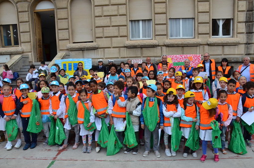 Sanremo: questa mattina la premiazione degli alunni della 'Calvino' di via Volta per il 'Progetto Pedibus' Sanremo: questa mattina la premiazione degli alunni della 'Calvino' di via Volta per il 'Progetto Pedibus'