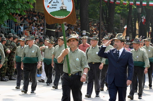 Imperia: tante iniziative dei negozianti per il raduno degli Alpini Imperia: tante iniziative dei negozianti per il raduno degli Alpini