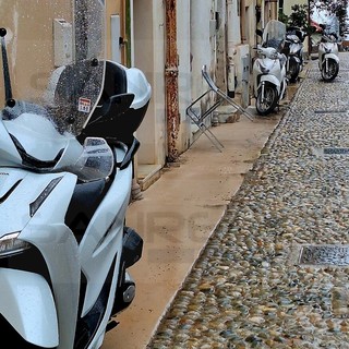 Sanremo, via Tapoletti appena sistemata e già occupata dagli scooter: la nuova pavimentazione nel mirino Sanremo, via Tapoletti appena sistemata e già occupata dagli scooter: la nuova pavimentazione nel mirino