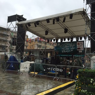 Sanremo: pioggia e vento spazzano la città, non partono gli spettacoli in piazza Colombo Sanremo: pioggia e vento spazzano la città, non partono gli spettacoli in piazza Colombo