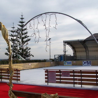 Iat aperto e inaugurazione della pista di pattinaggio A Diano Marina le festività natalizie entrano nel vivo Iat aperto e inaugurazione della pista di pattinaggio A Diano Marina le festività natalizie entrano nel vivo