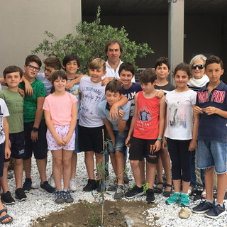 Cipressa: gli alunni della quinta Elementare hanno piantato un ulivo nell'aiuola della scuola