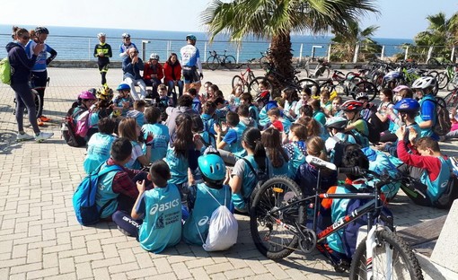 Sanremo: una 'pedalata' in attesa della 'Classicissima' per gli alunni dell'Istituto 'Italo Calvino' Sanremo: una 'pedalata' in attesa della 'Classicissima' per gli alunni dell'Istituto 'Italo Calvino'